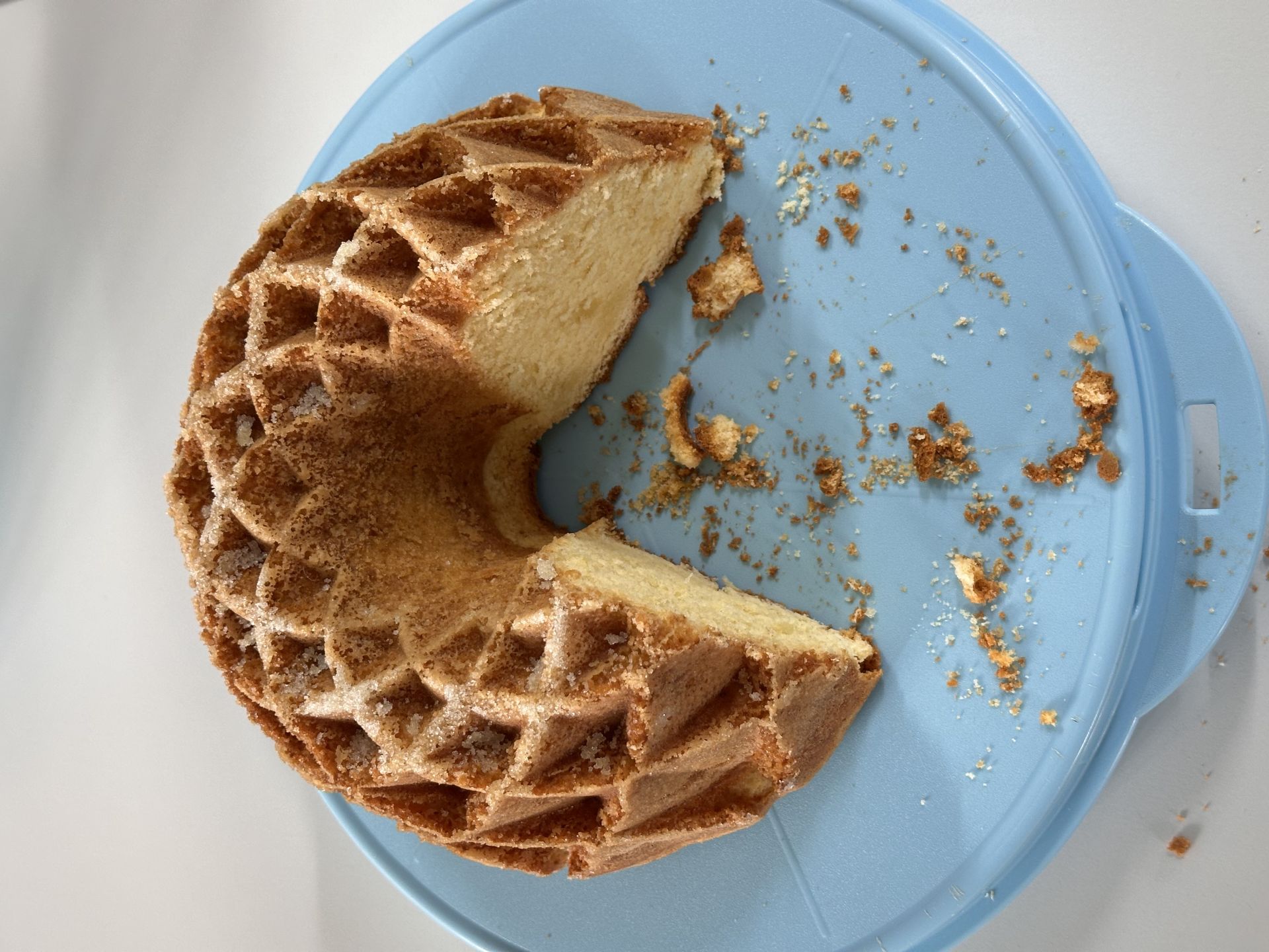 Eierlikör-Gugelhupf mit weißer Schokolade